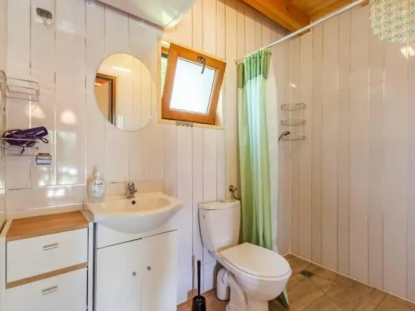 Bursztynowy Zakatek Деревянный коттедж *